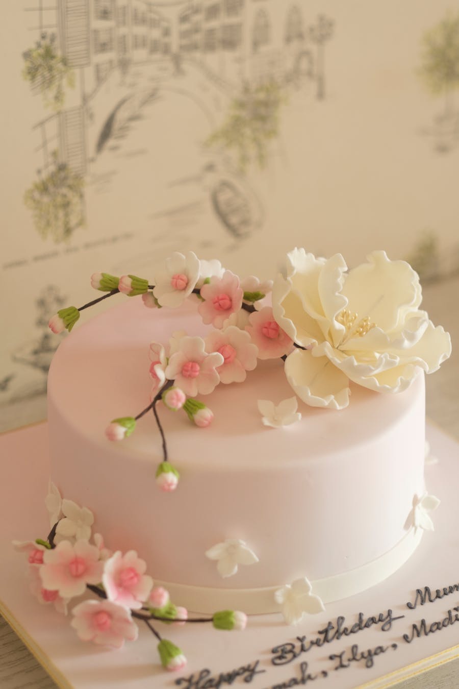 Pastel elegante decorado con flores de azúcar